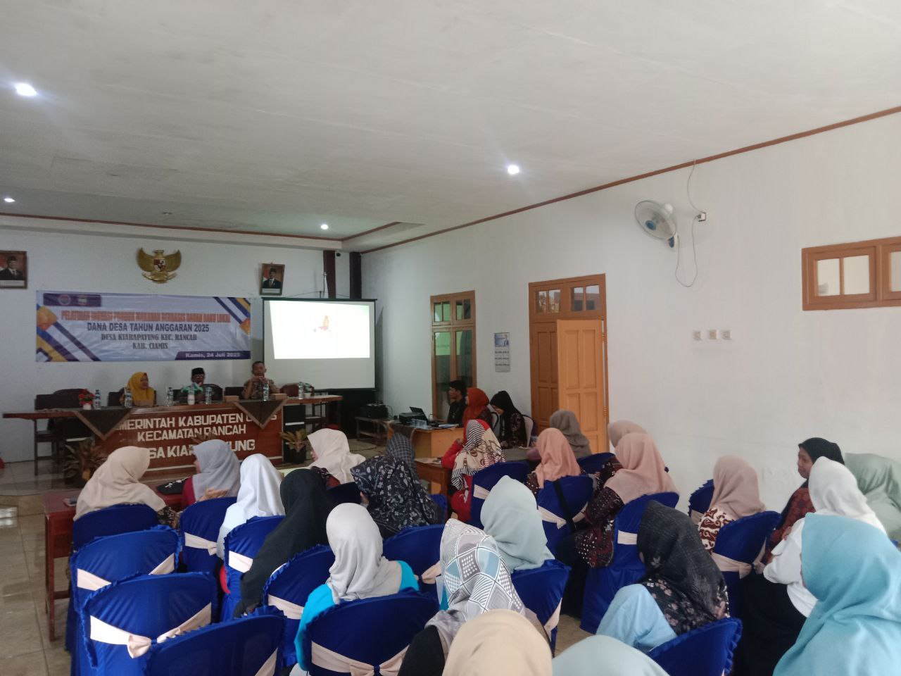 Menggali Potensi Bahan Lokal Melalui Inovasi Olahan dan Kemasan Pangan di Desa Kiarapayung