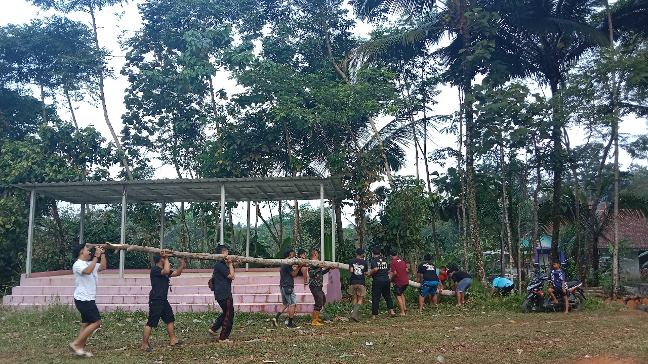 Keringat Jadi Semangat: Kerja Bakti Ceria Warga dan KKN UNIKU